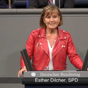 Die Bundestagsabgeordnete Esther Dilcher bei ihrer Rede