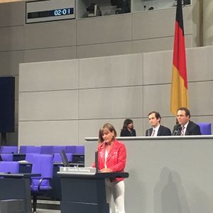 Bundestagsabgeordnete Esther Dilcher hält eine Rede