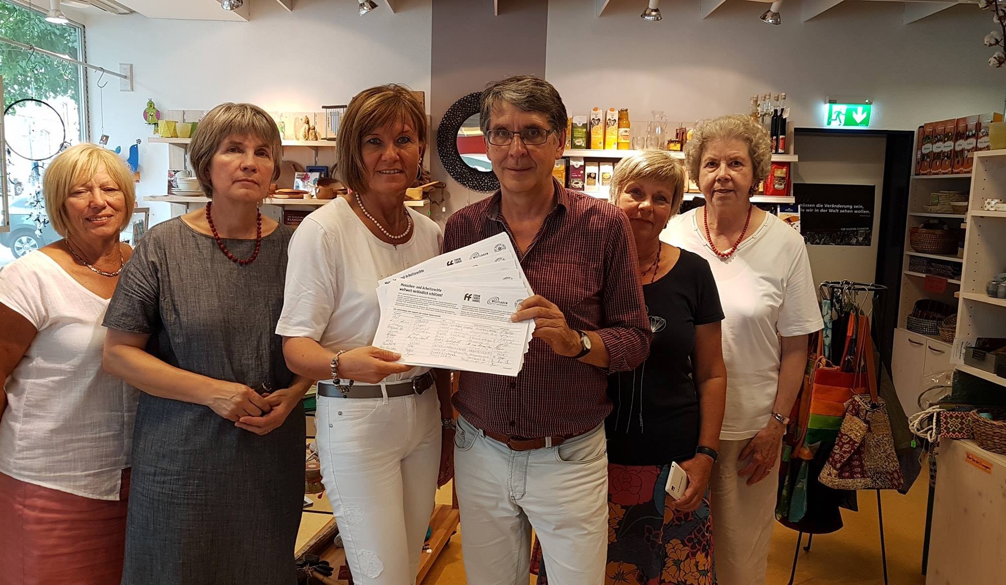 Franz Harbecke vom Weltladenteam in Korbach überreicht mir 1000 Unterschriften für den weltweit verbindlichen Schutz von Menschen- und Arbeitsrechten